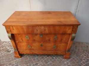 CÔMODA FOLHEADA EM PENAS DE NOGUEIRA ESTILO IMPÉRIO FRANÇA cm C 123x62xA92